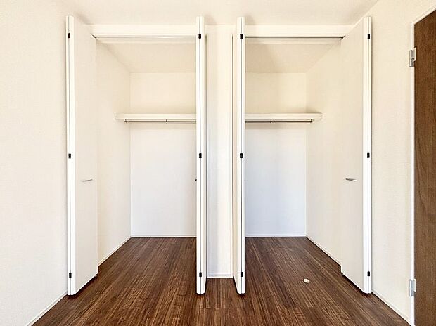 洋室のクローゼット。奥行きがあるので厚手の衣類もすっきり収まります。