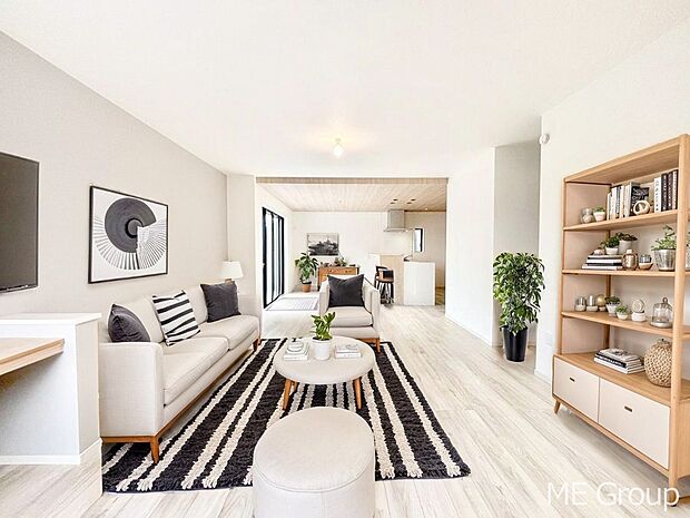 家族の和やかな会話が聞こえてきそう。開放感のあるリビングです。※家具はCGです  