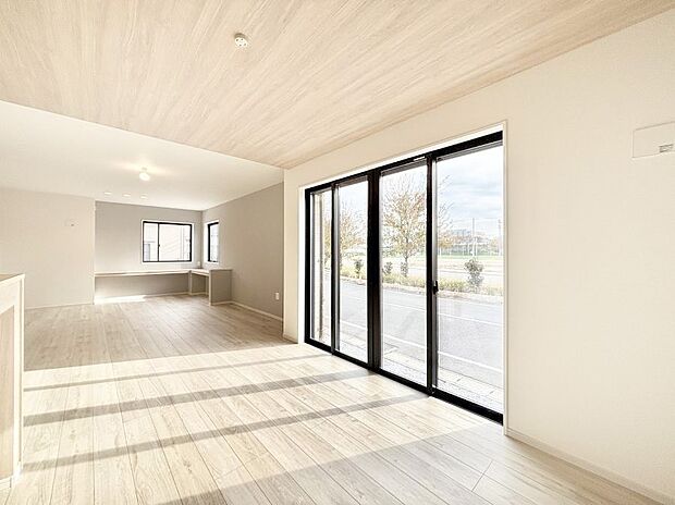 家族団らんの時間も増えそうなくつろぎのリビングダイニング。   