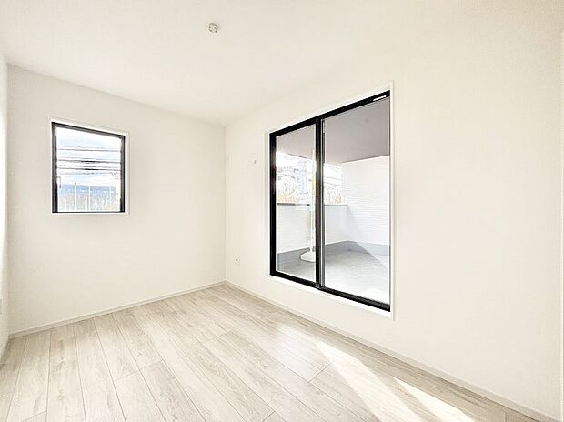 バルコニーが開放感をプラスしてくれる洋室