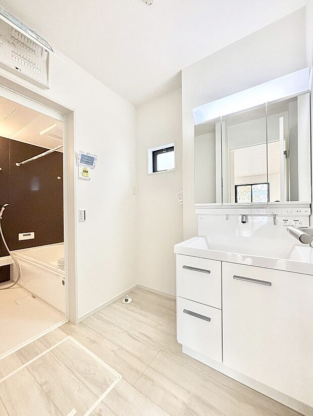 身支度もスムーズにおこなえる脱衣場。  