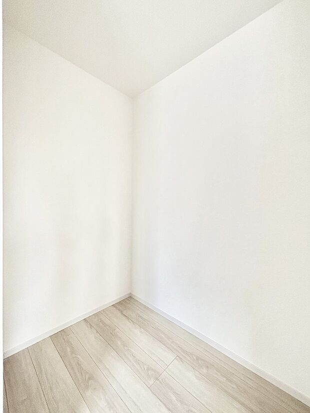 ウォークインクローゼット付きで生活空間を広く利用できます。