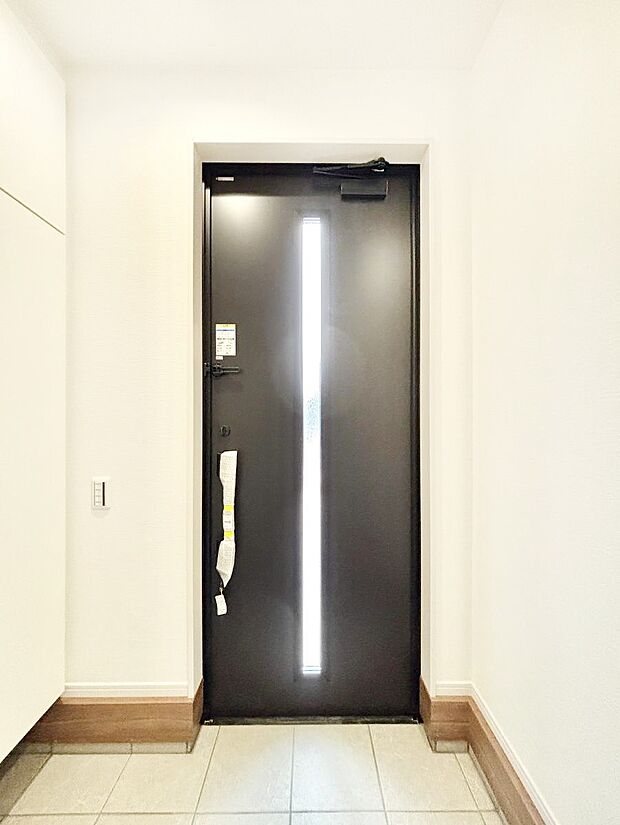 明るい玄関はお客様をお出迎えするのにぴったりです！ 