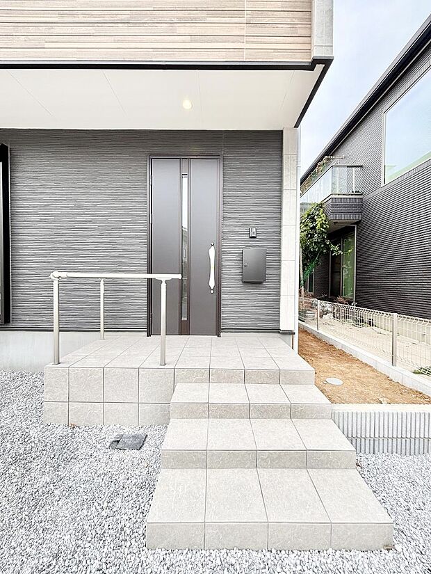 大切な家族、来客を出迎える玄関。