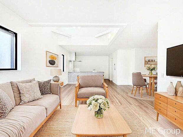 家族の和やかな会話が聞こえてきそう。開放感のあるリビングです。※家具はCGです