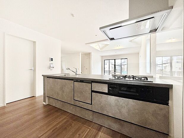 リビングで遊ぶお子様を見守りながらお料理ができる対面キッチン。