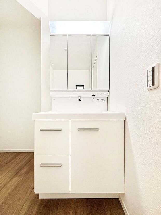 収納力と機能性に優れた洗面化粧台