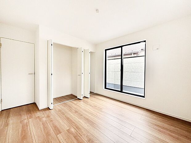 バルコニーが開放感をプラスしてくれる洋室