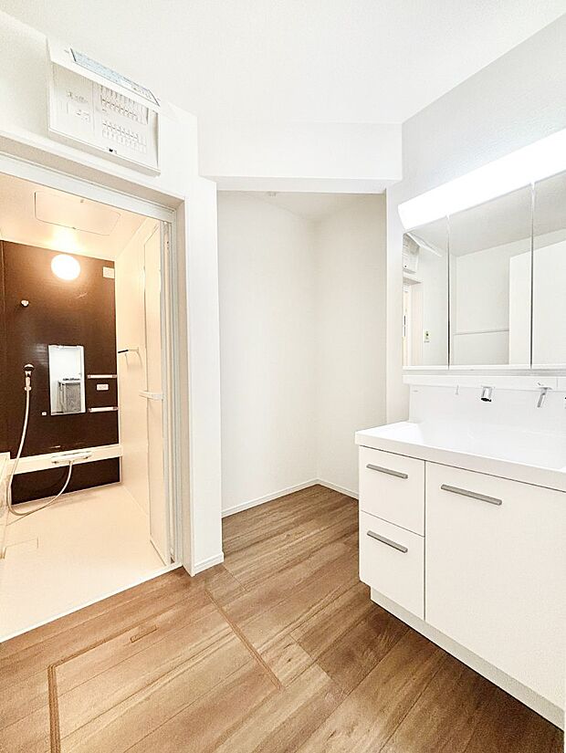 身支度もスムーズにおこなえる脱衣場。  