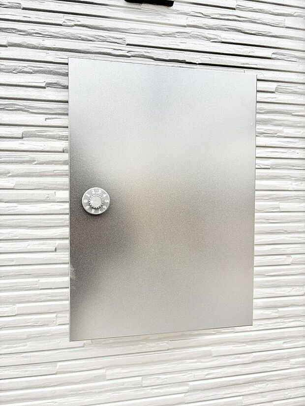 シンプルデザインのポスト。