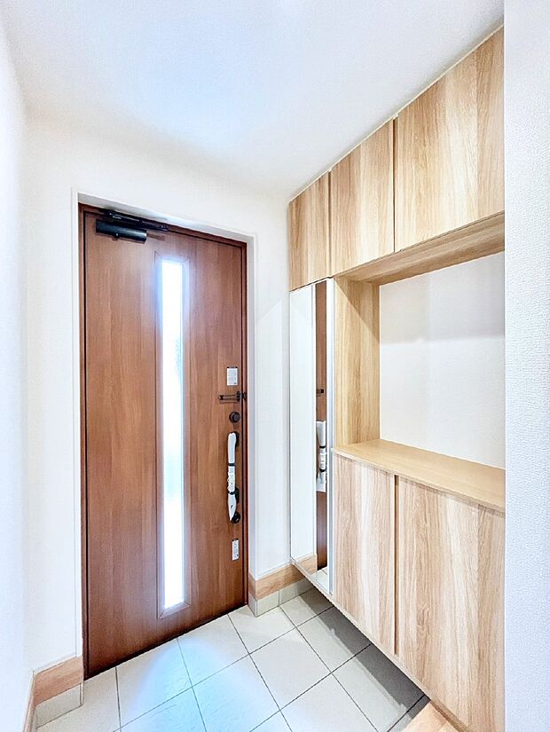 ミラー付きシューズボックスはお出かけ前の身だしなみチェックに便利