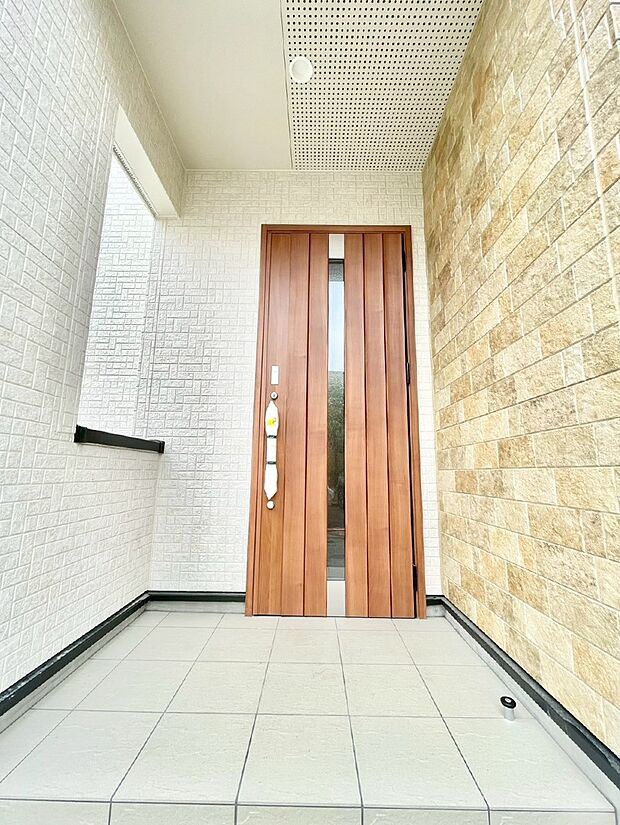 住まいの顔を演出する、玄関ドア。