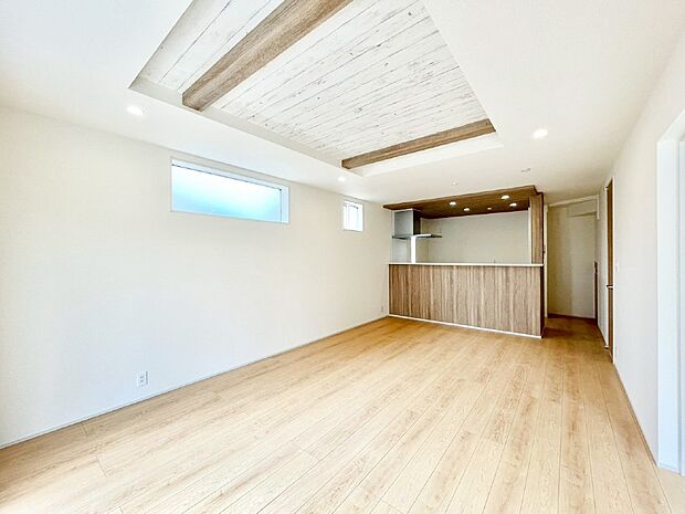 折上天井は立体的な奥行きがあるので、天井が広く見えて開放的な空間を演出できます。  