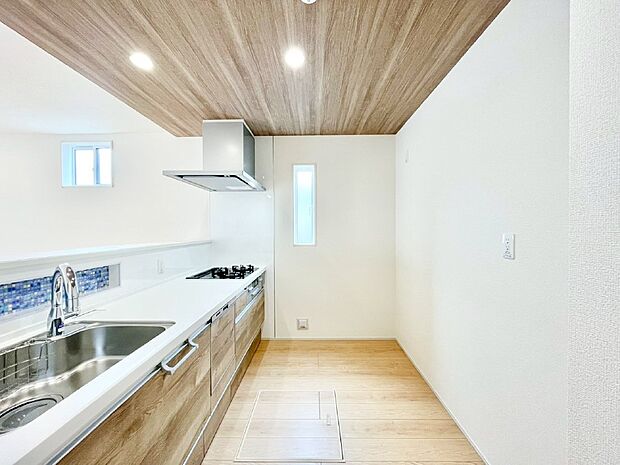 爽やかな風が通り抜けるキッチン。窓があるので明るく換気にも役立ちます。