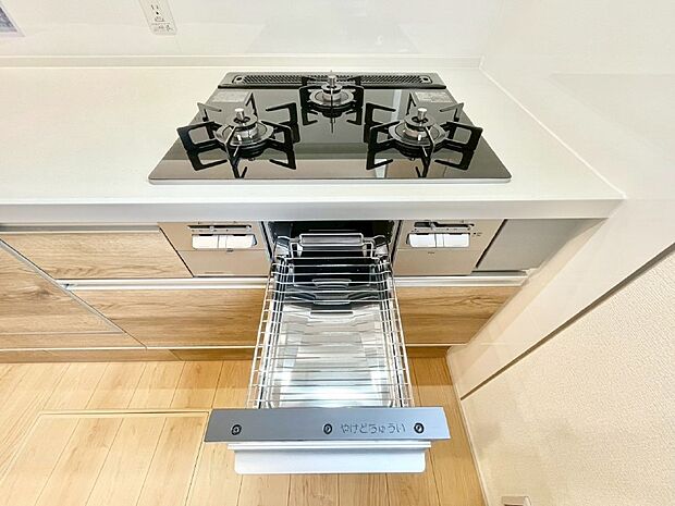 ガスコンロはSiセンサー搭載。火力調節や焦げ付き・消し忘れも防いでくれます。