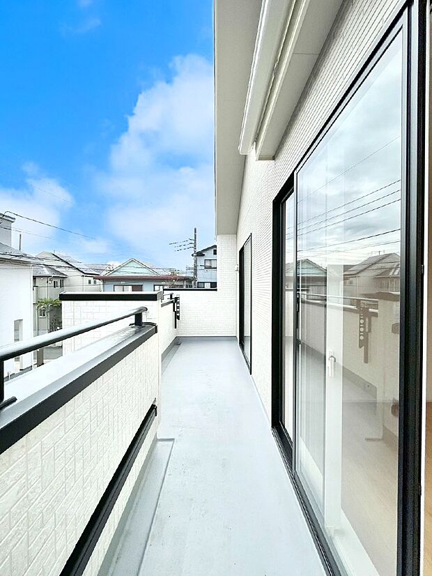 暖かな陽光が降り注ぐバルコニーはお洗濯におすすめ。爽やかな風も心地よいです。