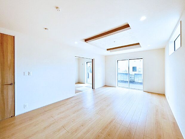 大きな窓からたっぷりの陽光と風を感じられるリビング  