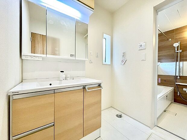 小窓がついているので湿気の多い場所でも換気が十分行えます。毎日の身支度を気持ち良く！