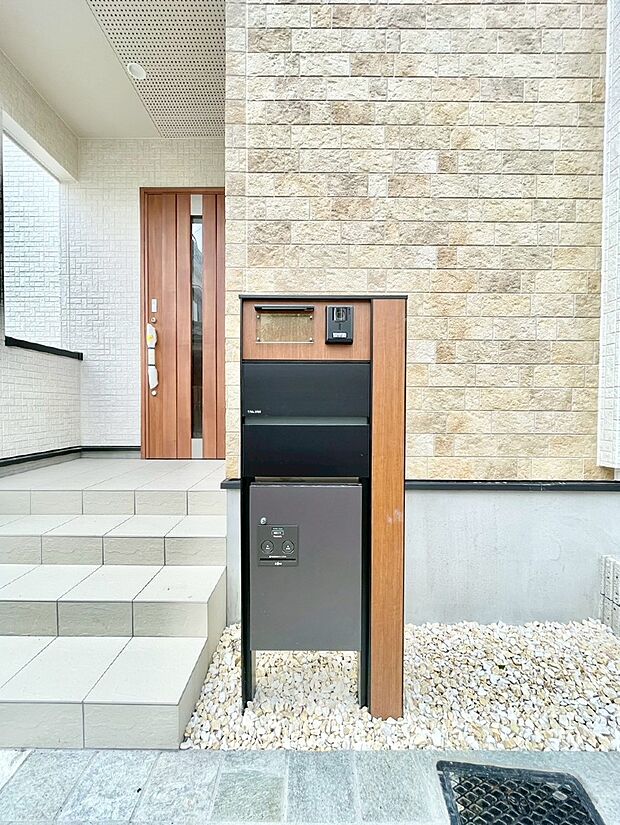 表札・インターホン・ポスト・宅配BOXをひとつに集約。エントランスになじむシンプルデザイン。