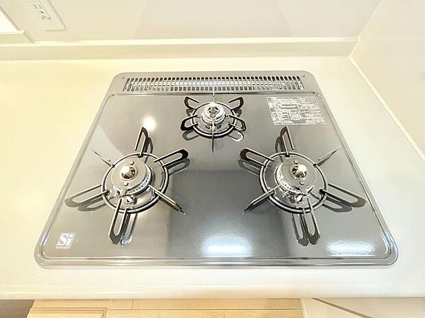 ガスコンロはSiセンサー搭載。火力調節や焦げ付き・消し忘れも防いでくれます。