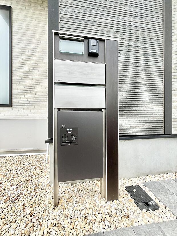 表札・インターホン・ポストをひとつに集約。エントランスになじむシンプルデザイン。