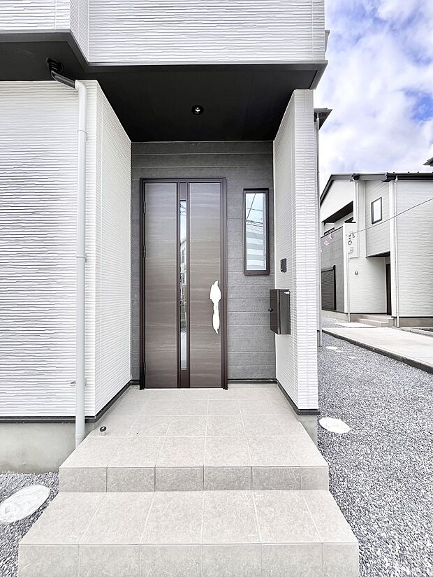 大切な家族、来客を出迎える玄関。玄関前は屋根付きで雨が降っていても濡れにくいです。