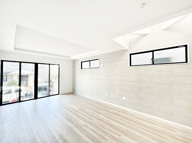 リビング上部には吹抜けを採用。明るい陽光に包まれる空間で家族団らん!