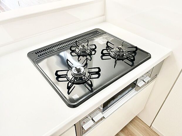 ガスコンロはSiセンサー搭載。火力調節や焦げ付き・消し忘れも防いでくれます。