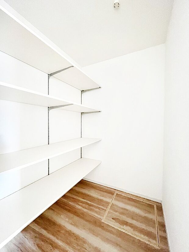 キッチンにはパントリー!食材のストックはもちろん、日用品の収納など使い方はいろいろ!