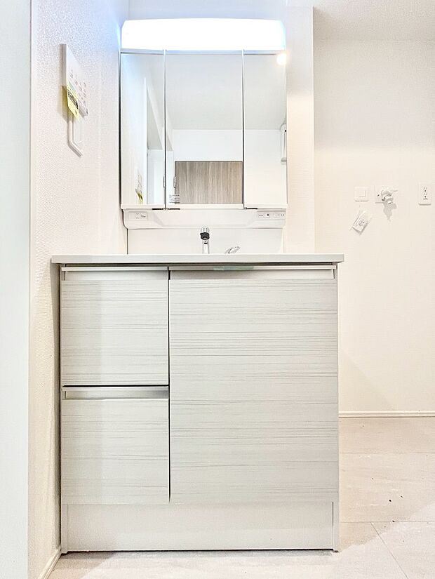 大きく見やすい三面鏡で清潔感ある洗面台は、身だしなみチェックや肌のお手入れにおすすめです。