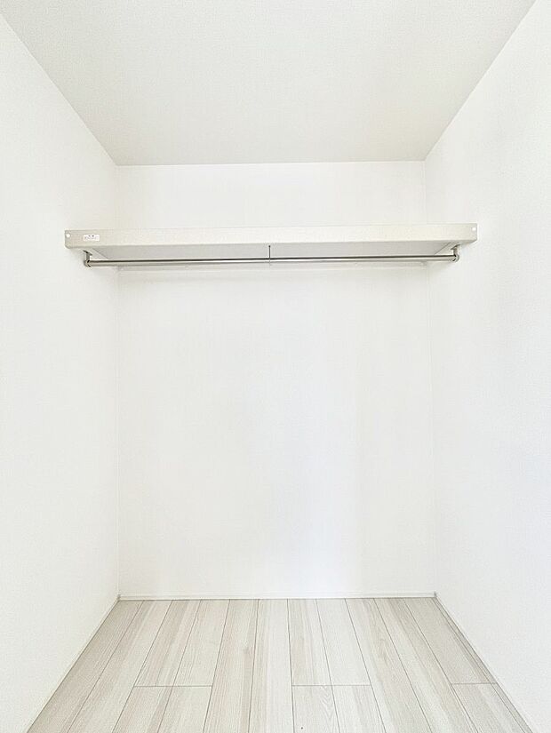 ウォークインクローゼット付きで生活空間を広く利用できます。