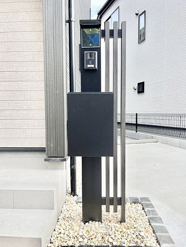 シンプルデザインのポスト。