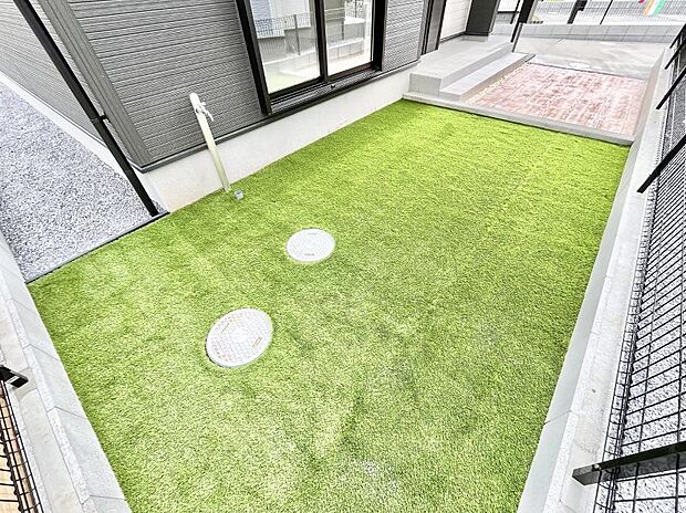 プランターを並べて季節のお花を楽しめるお庭付き。