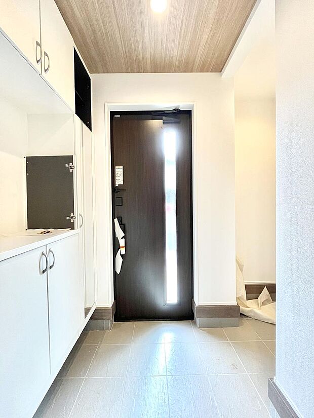 明るい玄関はお客様をお出迎えするのにぴったりです！ 