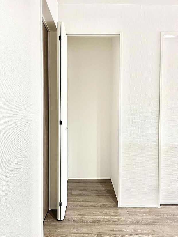 キッチン横収納!食材のストックはもちろん、日用品の収納など使い方はいろいろ!