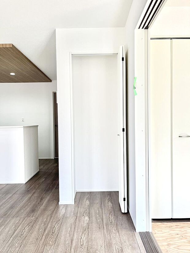 リビング収納。ここに収納があると物が集まるLDKがスッキリ片付きそうですね。