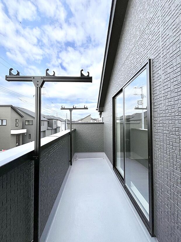 暖かな陽光が降り注ぐバルコニーはお洗濯におすすめ。爽やかな風も心地よいです。