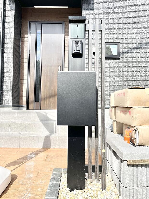 シンプルデザインのポスト。