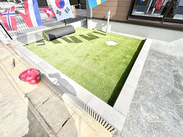 プランターを並べて季節のお花を楽しめるお庭付き。