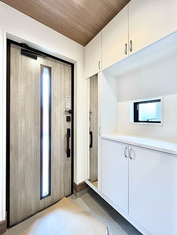 飾り棚を利用して、お越しいただくお客様をおもてなしできます。