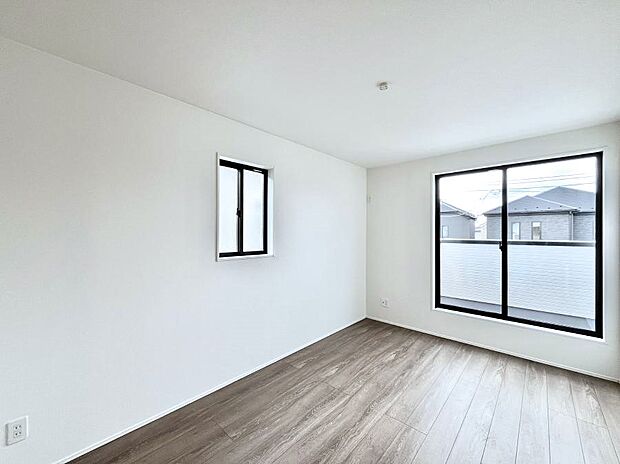 明るいバルコニーサイドに洋室を設置。目覚めの良い寝室に。 