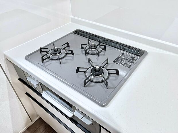 ガスコンロはＳｉセンサー搭載。火力調節や焦げ付き・消し忘れも防いでくれます。