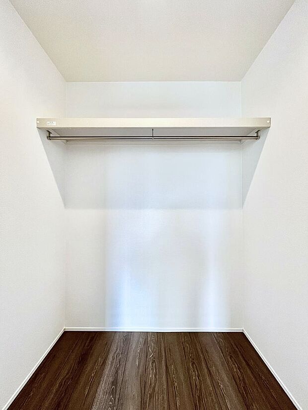 ウォークインクローゼット付きで生活空間を広く利用できます。