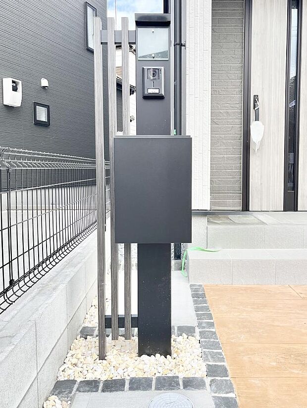 表札・インターホン・ポストをひとつに集約。エントランスになじむシンプルデザイン。