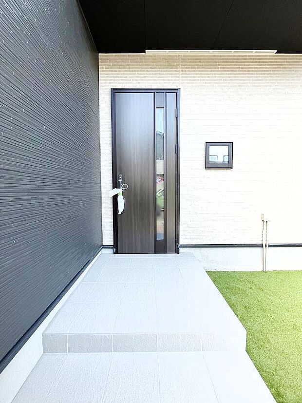 シンプルで落ち着いた雰囲気の玄関でご家族やお客様をお出迎え!