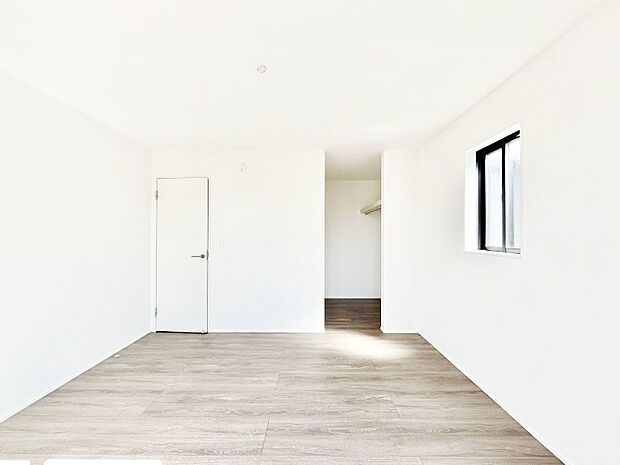 大容量の収納力が嬉しいWIC付きのお部屋でゆったりリラックスタイムが過ごせます!