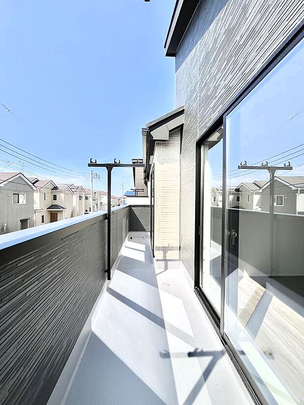 2部屋から出入りできるバルコニーで毎日のお洗濯やお布団干しもラクラク快適に!