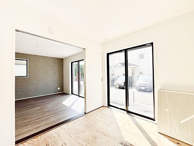 リビングと隣り合っている和洋室。ほっと一息できる和の空間も忘れずに。