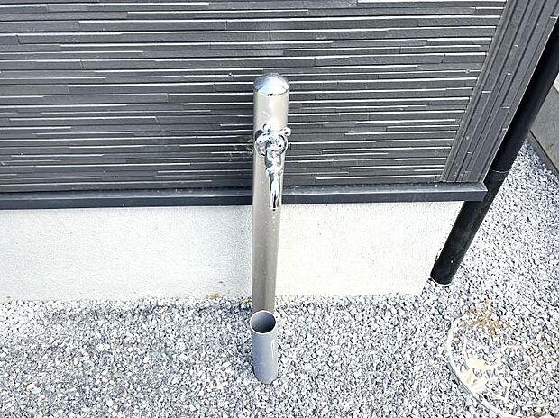 外掃除や洗車、お子さまの水遊びなどに便利な外水栓。