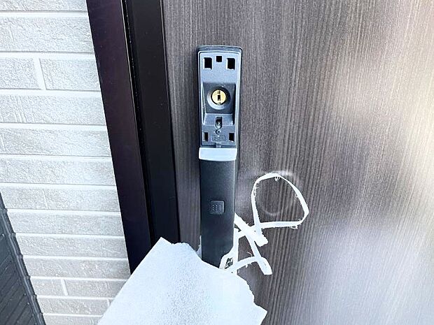 ボタンを押してかざすだけ!玄関ドアは電子キー仕様です。